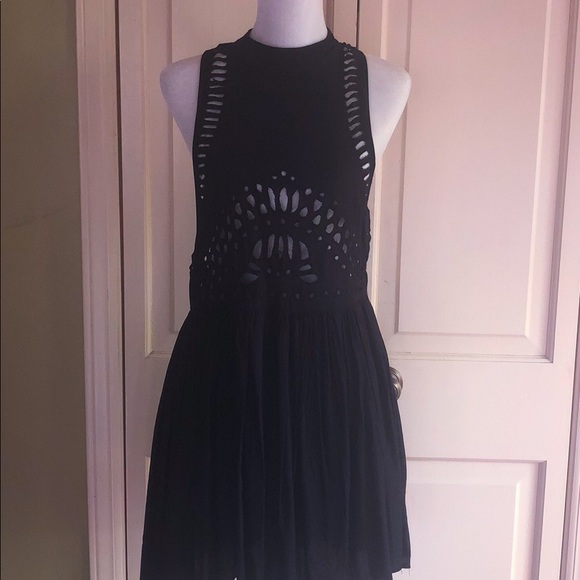 | H&M | Embroidered Black Dress - Picture 2 of 7